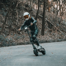 Laden Sie das Bild in den Galerie-Viewer, Kugoo KuKirin G4 mit 2000-W-Motor, 60-V-20-Ah-Akku, maximale Reichweite 75 km, Höchstgeschwindigkeit 70 km/h, 11-Zoll-Schlauchlosreifen, Blinker
